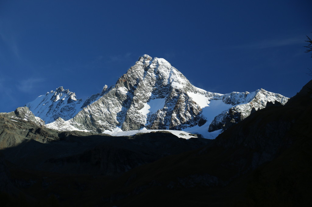 Ko je v dolini še tema